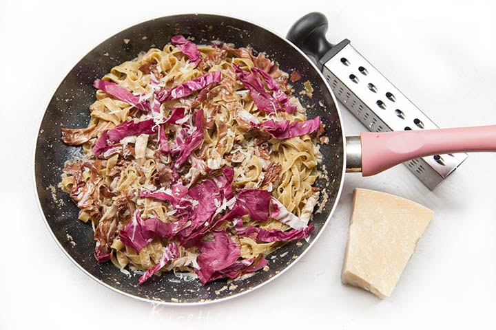 Fettuccine al radicchio con crema di funghi e radicchio stufato