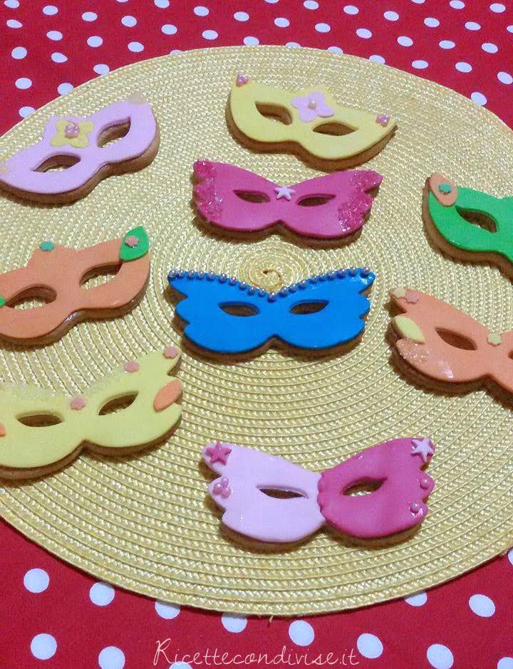 Biscotti di Carnevale: maschere di pasta frolla decorate