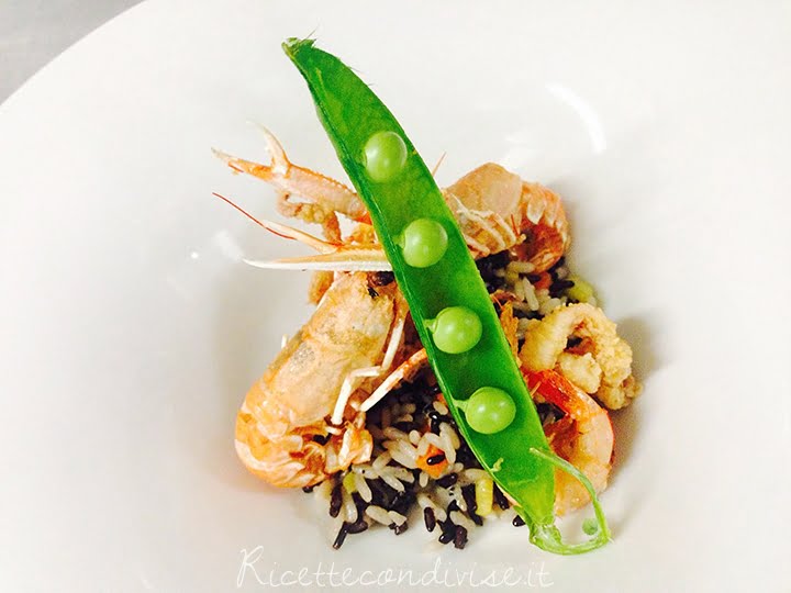 Riso bianco e venere con verdure frittino di mare e baccello di pisello fresco