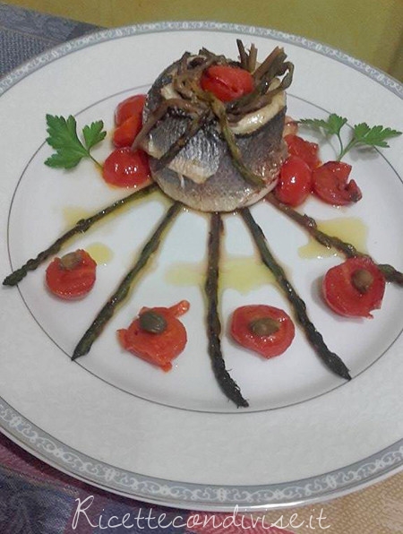 Filetto di spigola al forno con ripieno di asparagi selvatici e pomodorini di Franco Graziano