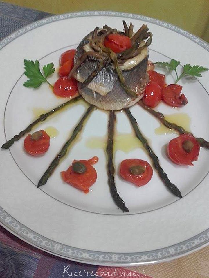 Filetto di spigola al forno con ripieno di asparagi selvatici e pomodorini di Franco Graziano