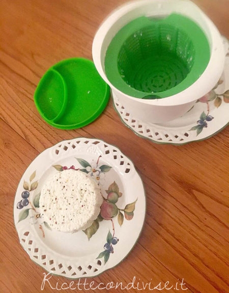 Formaggio fresco con Lekue cheese maker