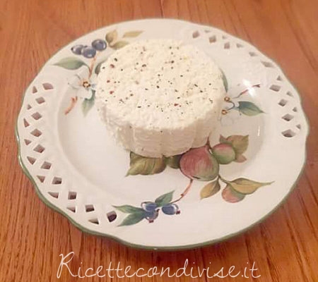 Formaggio fresco fatto in casa con microonde