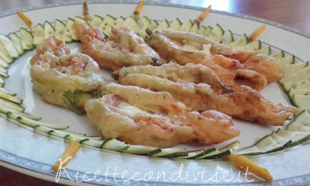 Fiori di zucca in pastella riepini di prosciutto cotto e mozzarella di Franco Graziano