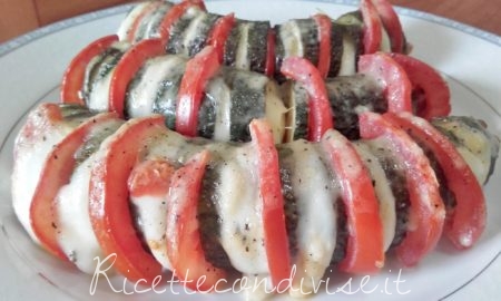 zucchine-a-fisarmonica-farcite-con-mozzarella-e-pomodori-di-franco-graziano