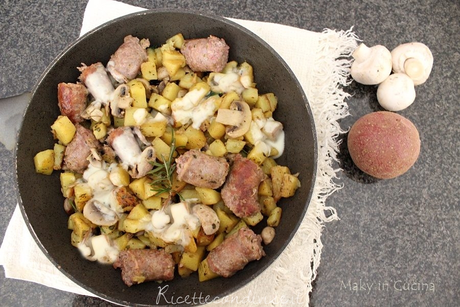 Salsicce patate e funghi in padella