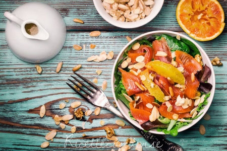 Insalata gustosa con trota affumicata a freddo spinaci arancia e frutta secca