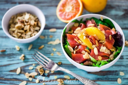 Insalata gustosa con trota affumicata spinaci arancia e frutta secca