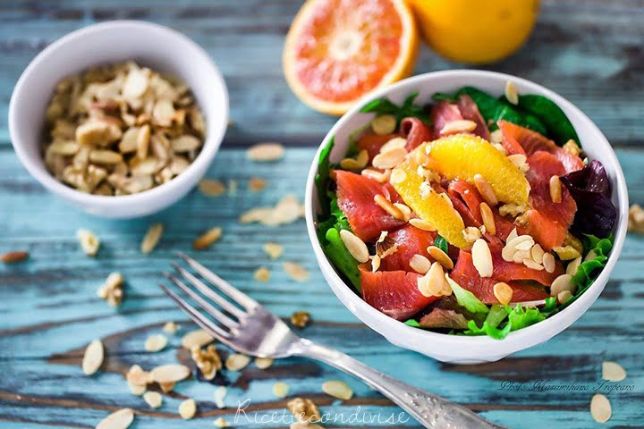 Insalata gustosa con trota affumicata spinaci arancia e frutta secca