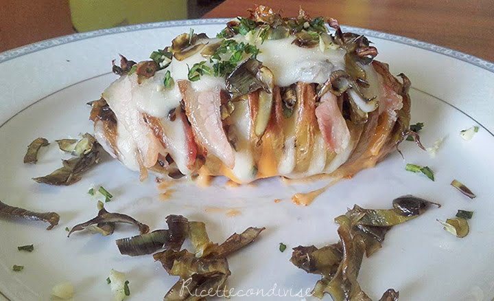 Patate farcite a fisarmonica con formaggio carciofi e pancetta