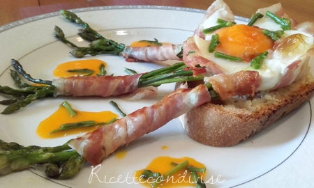 Crostini primavera con cestini di uova asparagi e pancetta impiattati
