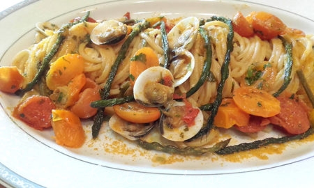 Spaghetti quadrati con asparagi pomodorini vongole e bottarga