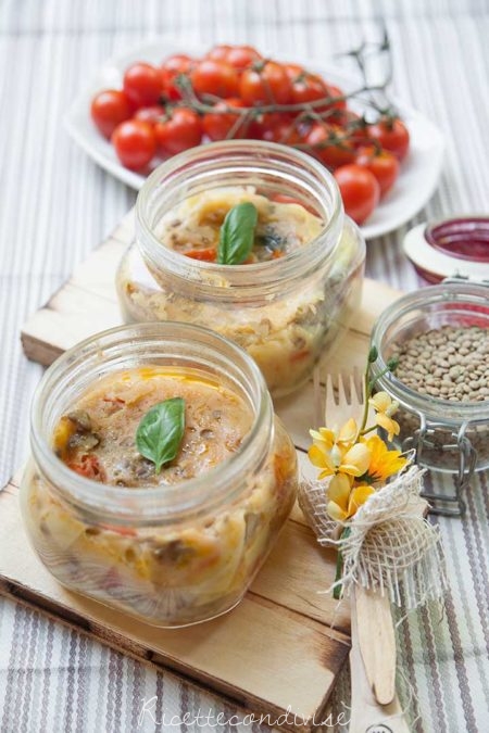 Lasagne senza lattosio in vasocottura al microonde con lenticchie pomodorini e besciamella all’acqua