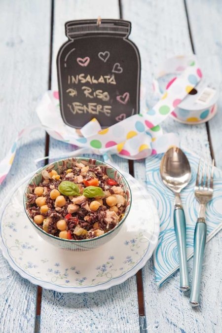 Insalata di riso venere con ceci e tonno