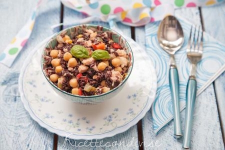 Insalata di riso venere con tonno e ceci