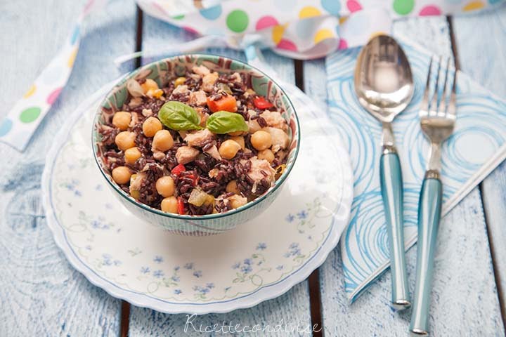 Insalata di riso venere con tonno e ceci