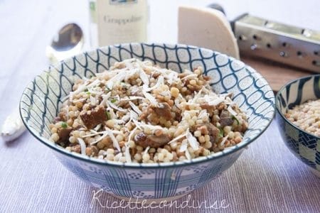 Insalata di fregola con funghi salsiccia e ricotta salata