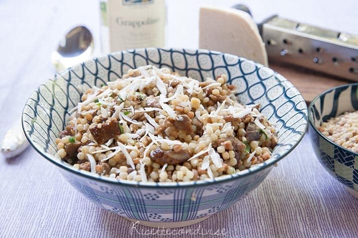 Insalata di fregola con funghi salsiccia e ricotta salata