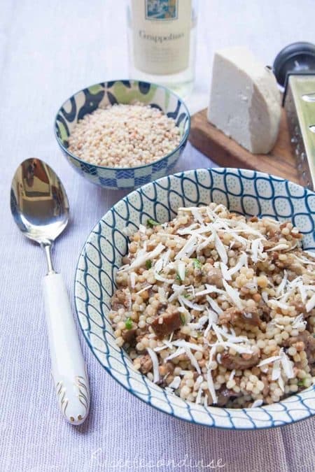 Insalata di fregola con salsiccia funghi e ricotta salata