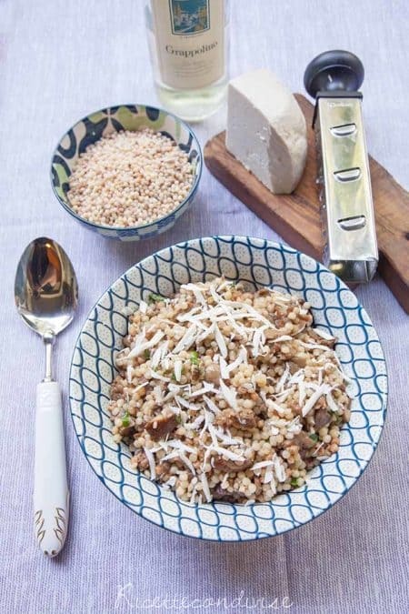 Insalata tiepida di fregola con funghi salsiccia e ricotta salata
