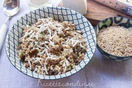 Insalata tiepida di fregola con salsiccia funghi e ricotta salata