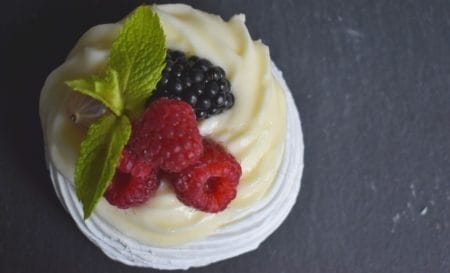 Meringhe con crema al mascarpone e frutti di bosco