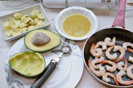 Avocado ripieno di mazzancolle 2 Avocado svuotato e mazzancolle cotte