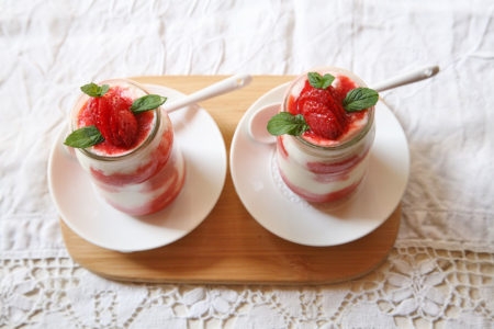 Fragole e panna montata in vasetto