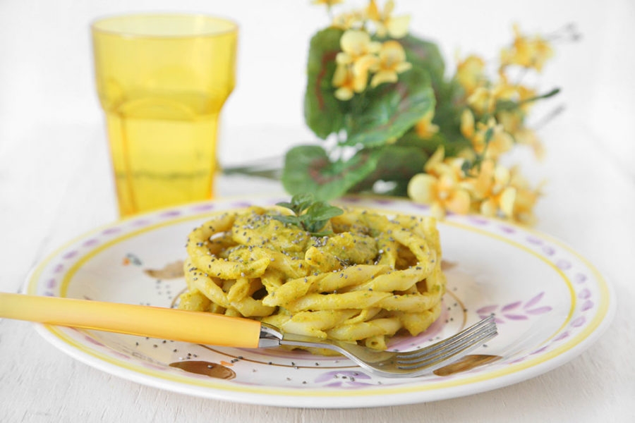 Fusilli napoletani con crema di zucchine e curcuma con semi di chia (Festa della Donna) 1 Fusilli napoletani con crema di zucchine e curcuma