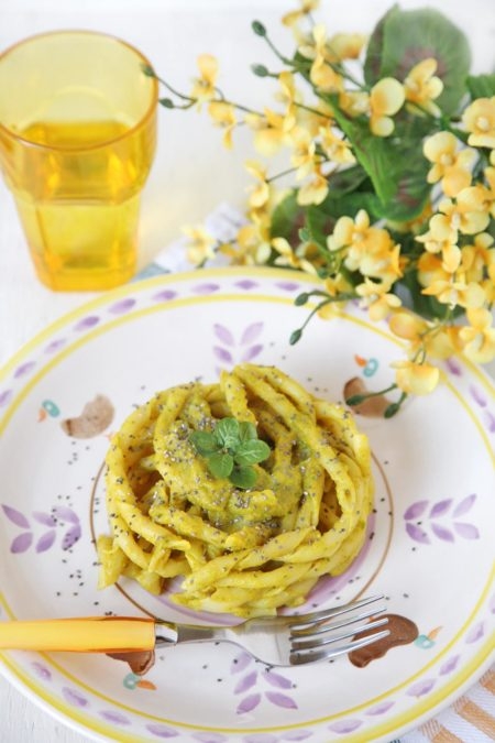 Fusilli napoletani con crema di zucchine e curcuma con semi di chia (Festa della Donna) 2 Fusilli napoletani con crema di zucchine e curcuma con semi di chia
