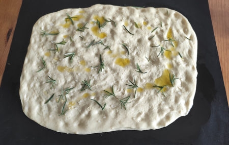 Focaccia al rosmarino con semola e pre-impasto 2 Focaccia in lievitazione