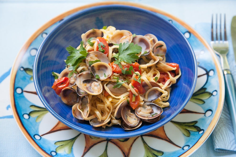 Tagliolini alluovo con vongole e pomodorini