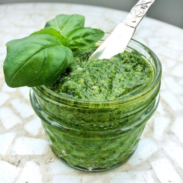 Il Segreto della Cucina Italiana: Un Viaggio Sensoriale tra le Salse Regionali 1 pesto